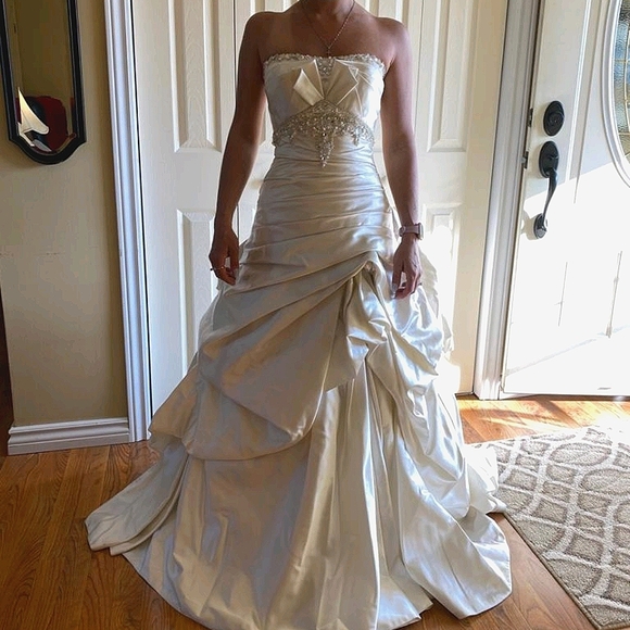 Beautiful ivory wedding dress ballgown in EUC! - Picture 8 of 10
